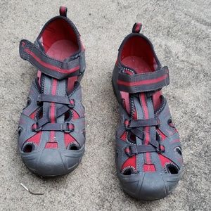 Boys SZ5 Merrell sandals